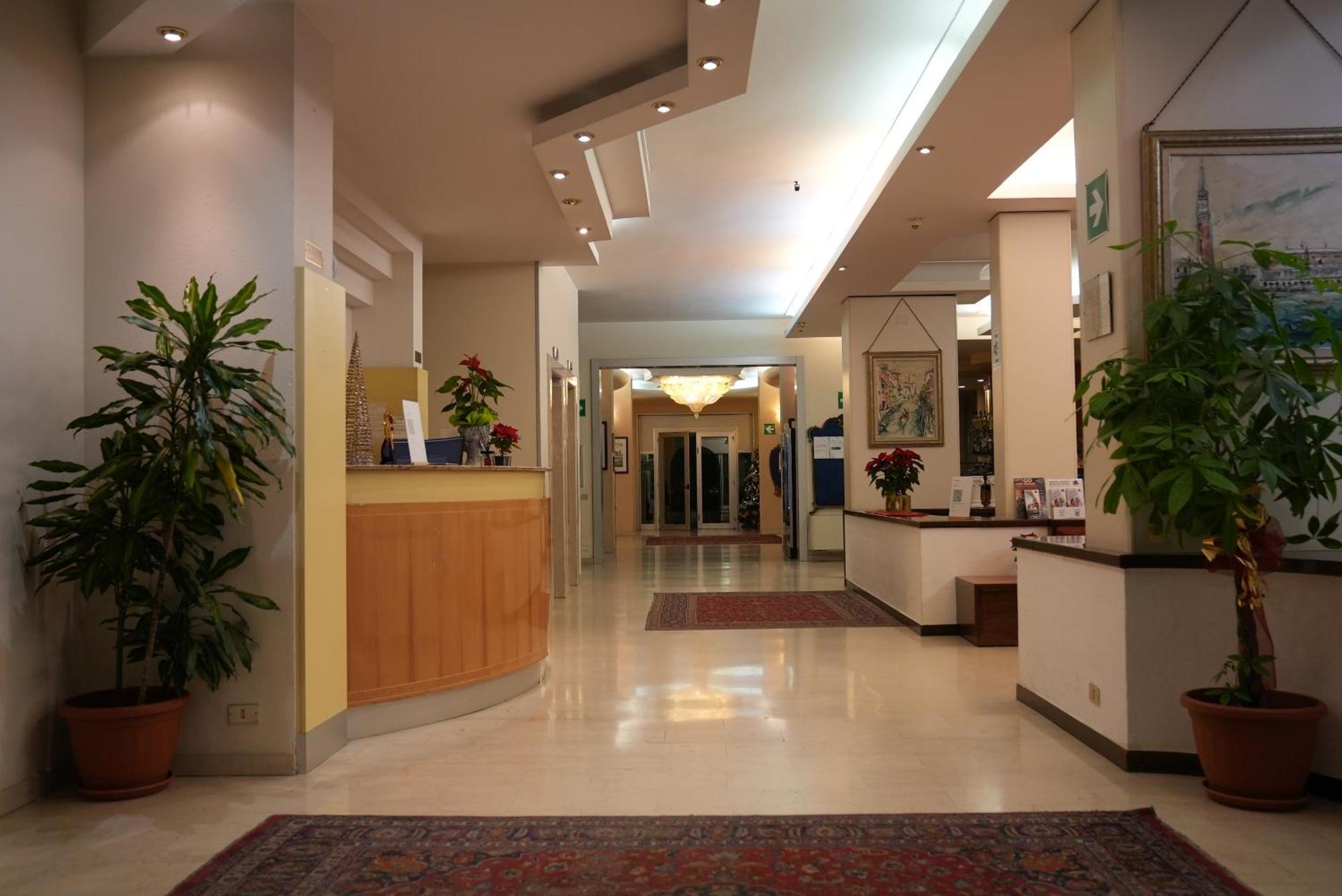 Hotel Albatros Местре Екстериор снимка