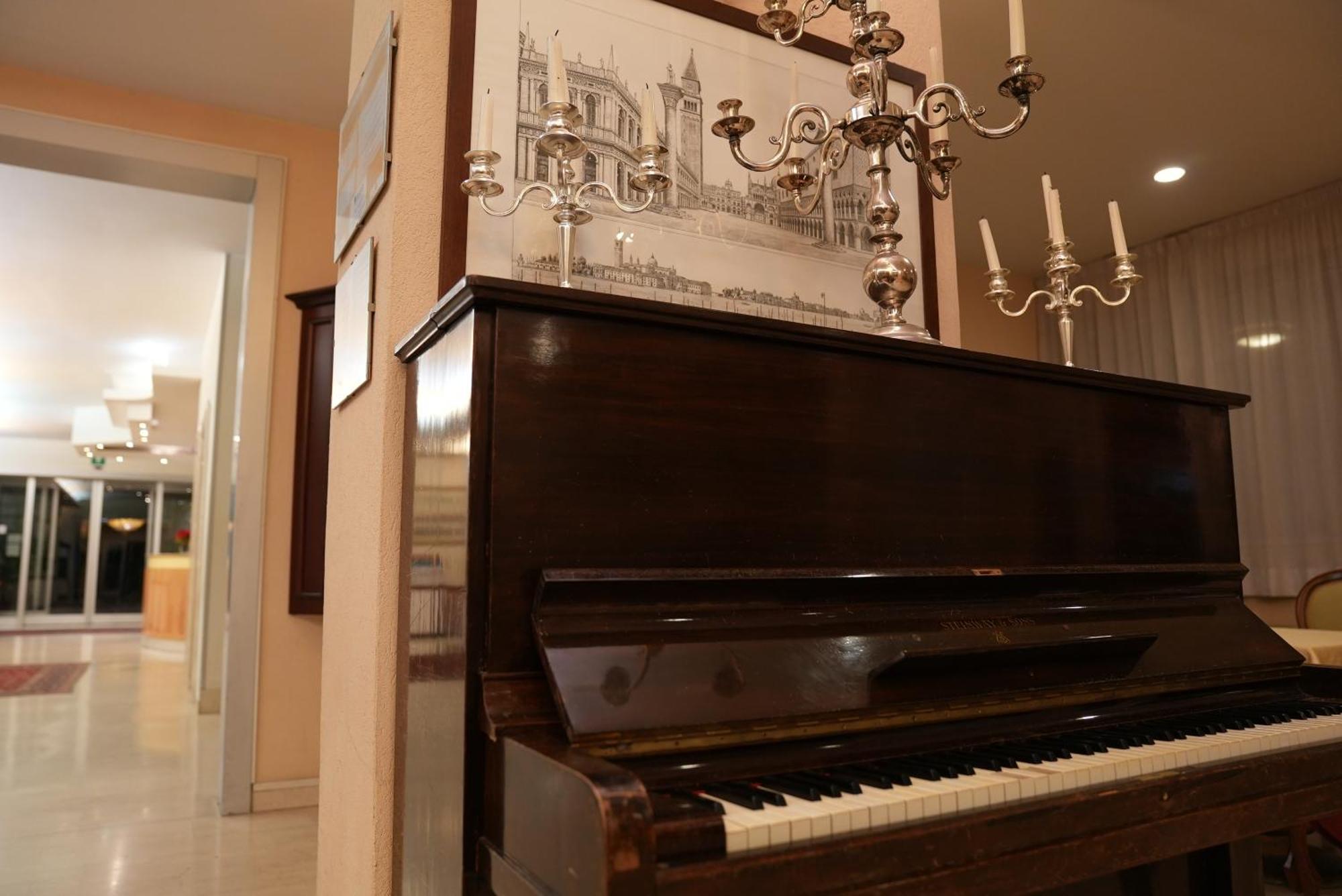 Hotel Albatros Местре Екстериор снимка