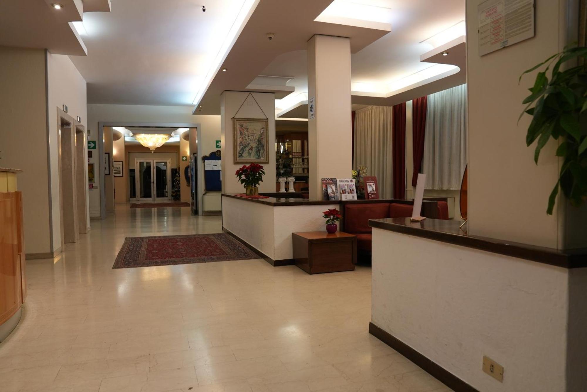 Hotel Albatros Местре Екстериор снимка